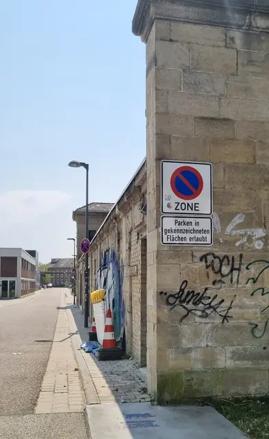 Das Schild sieht man nur bei Tageslicht - und auch eher nur zufällig zwischen den "Tags" | Foto: www.jowapress.de