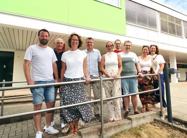 St. Wendels Bürgermeister Peter Klär (vierter von links) schaute sich die fertiggestellten Arbeiten an der Grundschule Niederkirchen gemeinsam mit Schulleiterin Christine Klees, Ortsvorsteher Marko Cullmann sowie Mitgliedern aus Stadt- und Ortsrat an | Foto: Kreisstadt St. Wendel / Josef Bonenberger