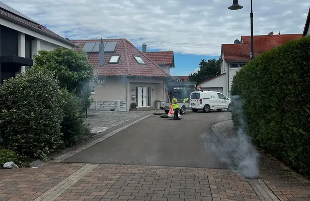 Weißer Nebel tritt aus einem Regenrohr aus, während Leitungen im Kanalnetz geprüft werden. | Foto: EWL