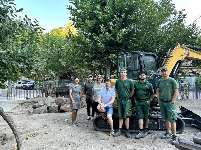 v.l.n.r. Bürgermeisterin Natalie Bauernschmitt, Sachgebietsleiter Tiefbauamt Oliver Metzger, Sozialdezernentin Angela Strobel, Ortsvorsteher Thorsten Brand und Mitarbeitende der Firma Flörchinger Garten– und Landschaftsbau GmbH | Foto: Stadt Bad Dürkheim