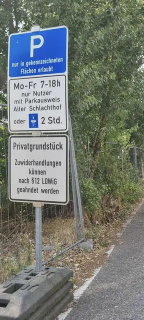 Eher beiläufig steht ein Schild im Gebüsch | Foto: www.jowapress.de