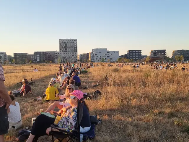 Obwohl das Gelände sehr weitläufig ist, waren überall Menschen zu sehen.  | Foto: BAS