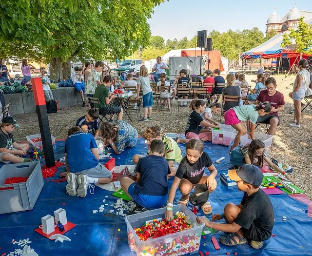 Kinder probieren in den Ferien neue Aktivitäten aus, während Eltern eine verlässliche Betreuung suchen. | Foto: Stadt Karlsruhe, Monika Müller-Gmelin