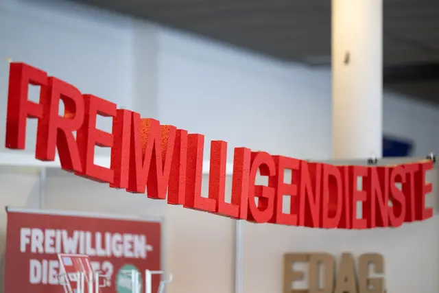 Freiwilligendienste: gut für andere – und fürs Rentenkonto. Bei FSJ, FÖJ oder BFD zahlt die Einsatzstelle Beiträge in die Rentenversicherung. | Foto: Sebastian Kahnert/dpa/dpa-mag