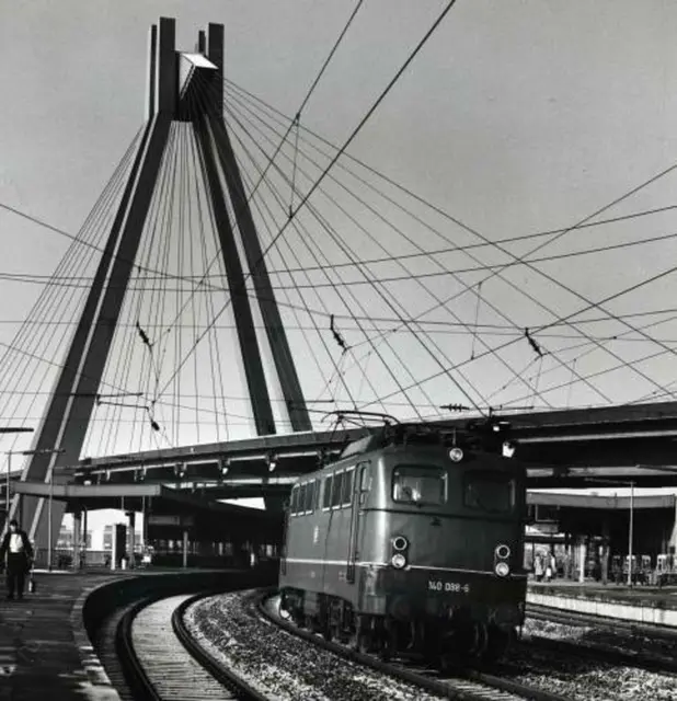Bahnhof Ludwigshafen: Durchfahrt der Lok E 140 088 6 Ende der 70er Jahre | Foto: Landeshauptarchiv Koblenz