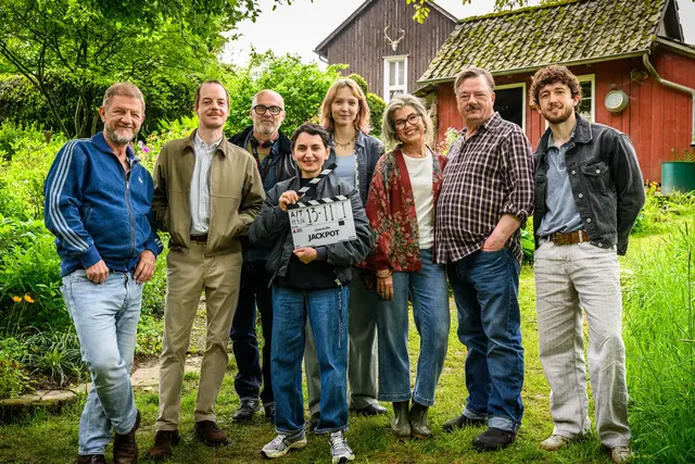Jackpot - bei Geld hört die Familie auf: Regisseur Sönke Wortmann und die Hauptbesetzung stehen nach Drehschluss gemeinsam für ein Setfoto. | Foto: Constantin Film, Foto: Willi Weber