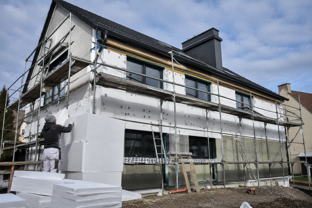 Wer sein Haus energetisch sanieren will, sollte sich frühzeitig über die Fördermöglichkeiten informieren. Bei der Bundesförderung für effiziente Gebäude haben sich die Bedingungen geändert. | Foto: Erik Stegner mit KI erstellt