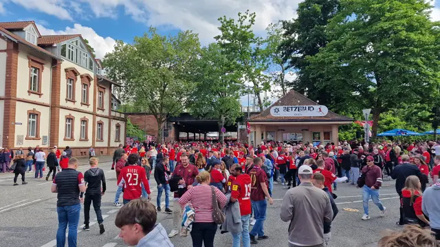 Zum Südwest-Derby zwischen dem 1. FC Kaiserslautern und dem Karlsruher SC werden auf dem Betzenberg rund 48.000 Fans erwartet. Die Polizei warnt vor Staus, Zugausfällen, Sperrungen und kündigt strenge Kontrollen rund um das Risikospiel an. | Foto: Ralf Vester