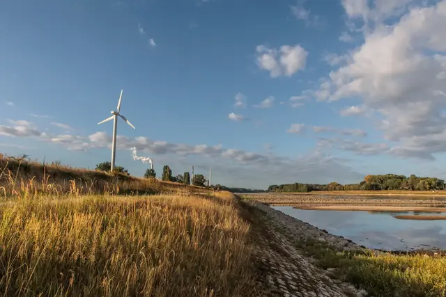 Der niedrige Wasserstand legt am Rhein derzeit Kies- und Sandbänke frei. Die DLRG warnt dennoch eindringlich vor dem Baden im Fluss. | Foto: Paul Needham