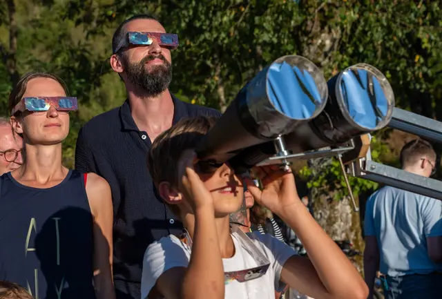Die Sonnenfinsternis zog auch in Rheinland-Pfalz die Menschen in ihren Bann. | Foto: Harald Tittel/dpa