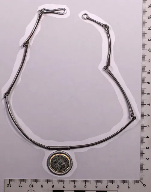 Auffällig war eine Halskette mit mehreren längeren Metallspangen und einem runden Anhänger in Form einer Münze oder eines Siegels | Foto: Polizeipräsidium Mannheim