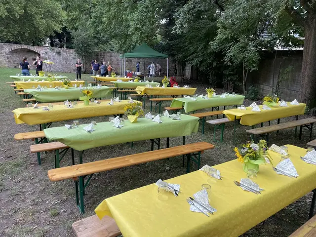 Die Tische sind für das Grillfest für Obdachlose und Menschen in schwierigen Lebenslagen hübsch eingedeckt | Foto: Andreas Keller/gratis