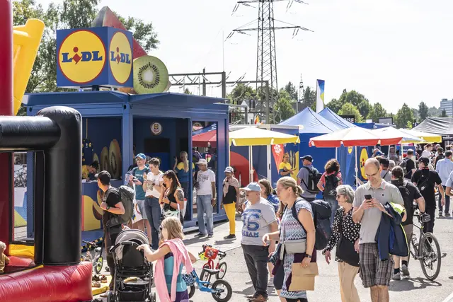 Die Expo Tour ist als mobile Fahrradmesse im Zielbereich vorgesehen. Sie ist für Besucherinnen und Besucher offen und kostenfrei. Dort präsentieren sich Partner, Sponsoren, Unternehmen aus der Sport- und Fahrradbranche sowie Tourismusregionen. | Foto: A.S.O. Germany / Henning Angerer