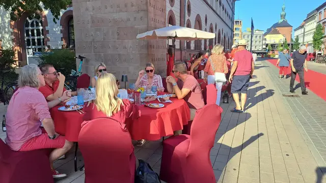 Bei sommerlichen Temperaturen genossen die Gäste das Diner en Rouge unter freiem Himmel | Foto: Monika Klein