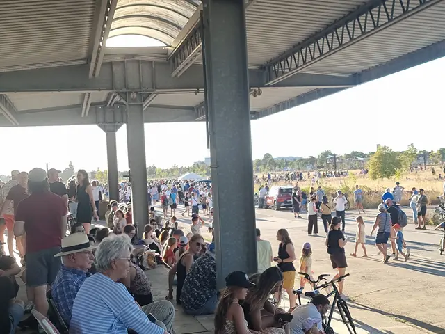 In der U-Halle suchten viele Menschen Schatten.  | Foto: BAS