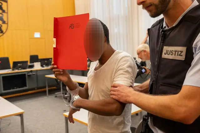 Der Angeklagte hatte den Angestellten eines Elektrofachmarktes aus dem Nichts heraus angegriffen. (Archivfoto) | Foto: Stefan Puchner/dpa