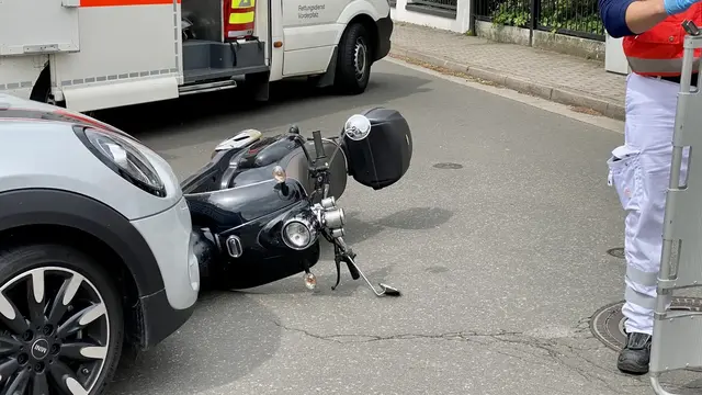In Karlsruhe ist ein 65-jähriger Rollerfahrer bei einem Unfall mit einem Citroen schwer verletzt worden. Nach Angaben der Polizei fuhr der Autofahrer aus einer Grundstückszufahrt auf die Lindenallee ein und übersah dabei offenbar den Zweiradfahrer. | Foto: Kim Rileit