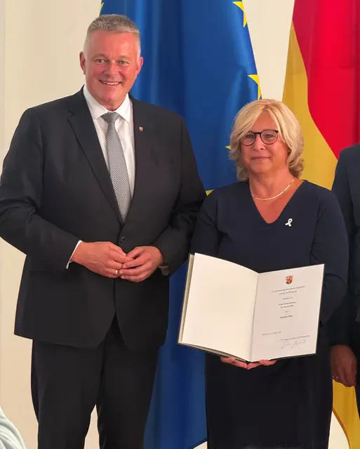 Ministerpräsident Gordon Schnieder hat die Speyerer Rechtsanwältin Katja Kosian für ihr langjähriges Engagement im Berufsstand mit dem Ehrentitel „Justizrat“ ausgezeichnet. | Foto: Kosian/privat