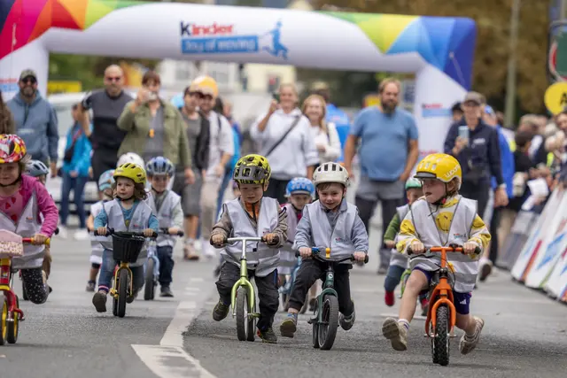 Noch bis zum 17. August können sich Kinder und Jugendliche für die „kinder Joy of Moving mini tour“ anmelden. Bei der Bike Parade und dem Laufradrennen haben die jüngsten Radsportfans die Möglichkeit, selbst Teil der Deutschland Tour zu werden und auf abgesperrten Strecken echtes Rennfeeling zu erleben. | Foto: A.S.O. Germany / Henning Angerer