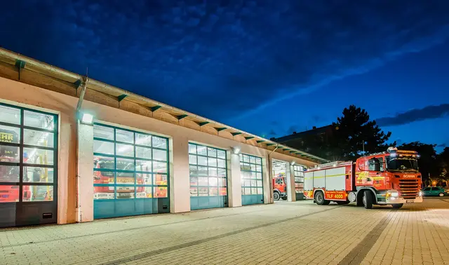 Nach dem Großbrand auf einem Firmengelände in der Tiestestraße in Hannover-Südstadt ermittelt die Polizei wegen des Verdachts der Brandstiftung. Der Schaden liegt nach ersten Schätzungen bei rund zwei Millionen Euro. | Foto: Feuerwehr Frankenthal