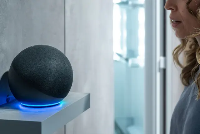 Alexa versteht nur Bahnhof? Dann hilft oft: Stimmerkennung (Stimm-ID) in der Alexa-App neu einrichten – danach klappt’s wieder mit den Antworten. | Foto: Florian Schuh/dpa-mag