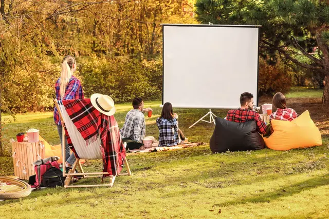 Im Garten wird ein Film unter freiem Himmel gezeigt. Los geht es am Abend. | Foto: pixelshot/stock.adobe.com