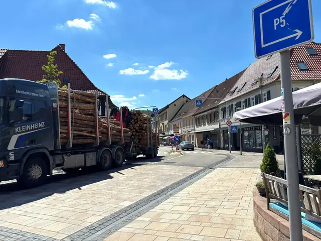 Noch rollen schwere Lastwagen durch die Innenstadt von Bad Bergzabern — nach der Fertigstellung der Ortsumgehung soll sich das deutlich ändern. | Foto: Thorsten Kornmann