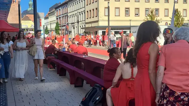 75 Meter lang war die Kaisertafel beim Diner en Rouge in Kaiserslautern. Rund 550 Gäste kamen zur Premiere im Jubiläumsjahr | Foto: Monika Klein