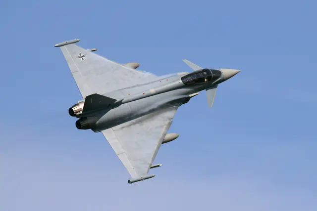Die Kampfjets fliegen wieder tief. | Foto: Gertrud Zach/divids