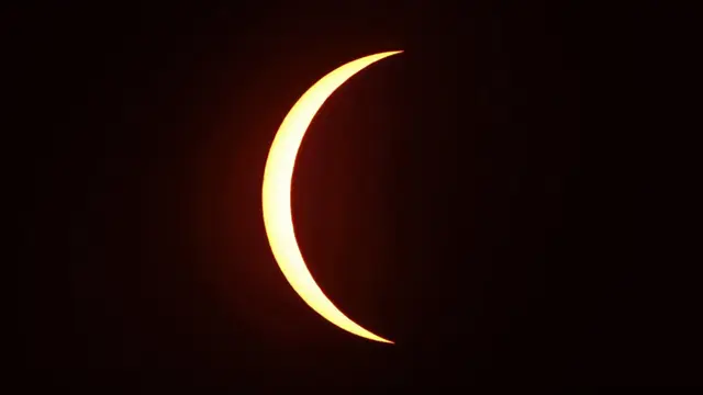 Die Sonne zeigt sich während der partiellen Sonnenfinsternis nur noch als schmale Sichel. | Foto: Ralf Vester