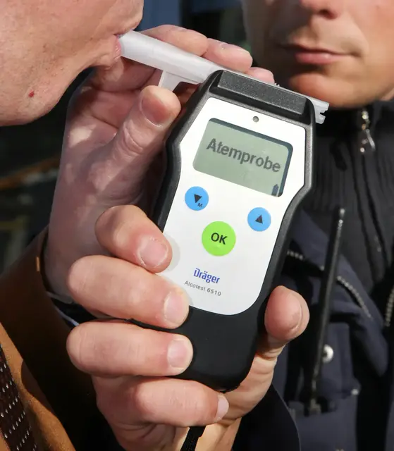 Ein 20-Jähriger randalierte in der Lindenstraße in Hatzenbühl und scheiterte laut Polizei beim Versuch, auf sein Fahrrad zu steigen. Ein Atemalkoholtest ergab 3,44 Promille, danach kam der Mann zu seinem Schutz in Gewahrsam. | Foto: Polizei Rheinland-Pfalz