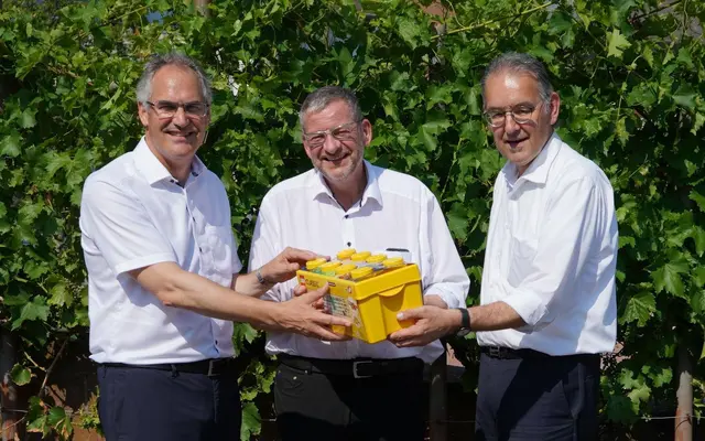 Landrat Dietmar Seefeldt (links) und Erster Kreisbeigeordneter Georg Kern (rechts) gratulierten Ortsbürgermeister Matthias Ackermann zur Erweiterung der Kita Birkenhördt und übergaben ein Geschenk für die Kita. Foto: KV SÜW | Foto: Kreisverwaltung Südliche Weinstraße