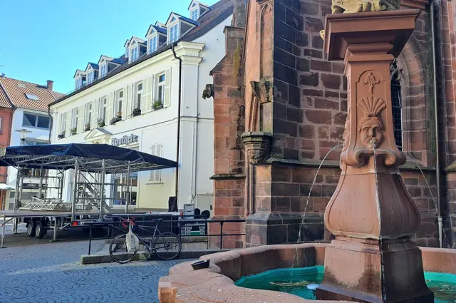 Die Jubiläumsbühne bei der Stiftskirche wird noch aufgebaut, damit das Programm am 14. August beginnen kann | Foto: Monika Klein