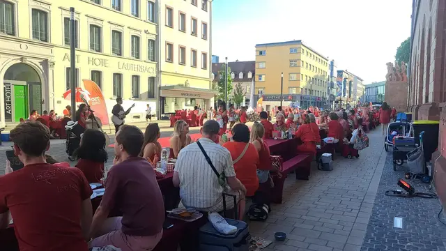 Beim Dîner en Rouge am zweiten Augustwochenende wurde das Stadtjubiläum an der 75 Meter langen Kaisertafel gefeiert | Foto: Monika Klein