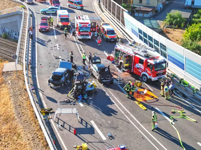Feuerwehr und Rettungsdienst sind nach dem Unfall auf der B41 im Einsatz.  | Foto: Sebastian Schmitt/dpa