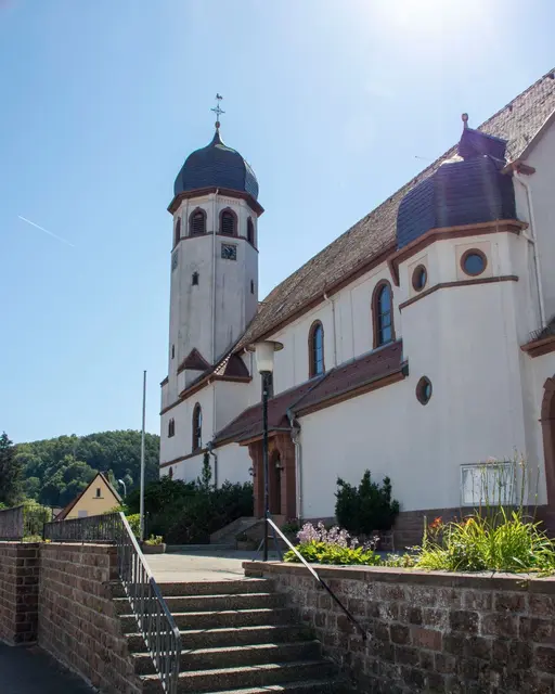 Wegen der Kerwe sind Straßen und Parkflächen rund um den Dorfplatz zeitweise nicht wie gewohnt nutzbar. | Foto: Stadt Pirmasens
