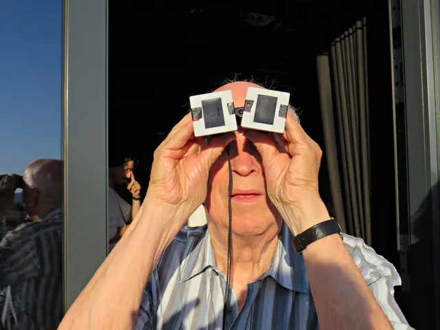 Hans Himmighöfer mit seiner selbstgebastelten Sofi-Brille | Foto: Brigitte Melder