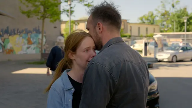 Toni fällt Erik bei GZSZ weinend in die Arme und sucht Halt bei ihm.