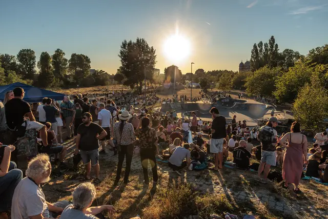 Menschen beim Beobachten der Sonnenfinsternis 2026 in Karlsruhe | Foto: Paul Needham