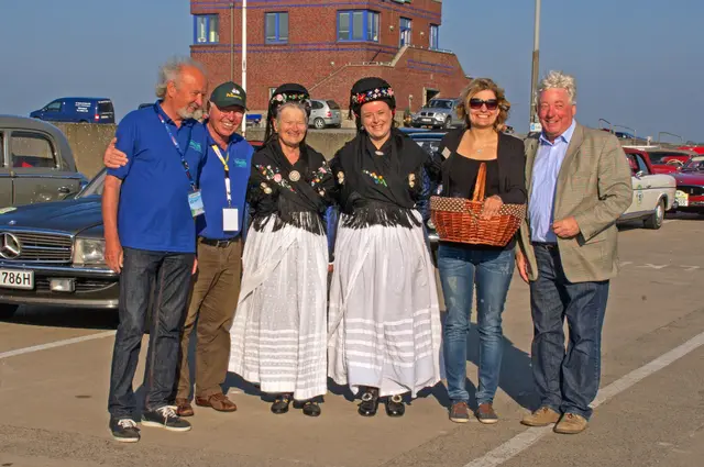 Verabschiedung von Pellworm mit Damen in landestypischer Tracht und dem Ex-Bürgermeister von Pellworm Jürgen Feddersen (rechts)  | Foto: AC Maikammer