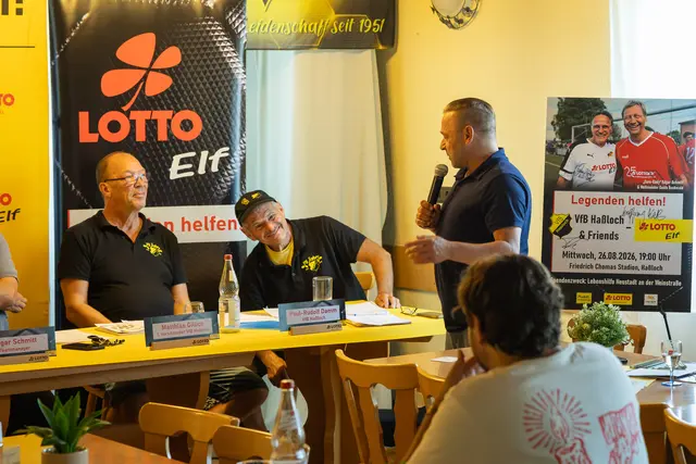 Überraschungsgast Thomas "Icke" Häßler nahm sich Zeit für Gespräche, Fotos und Autogramme.  | Foto: Lotto Rheinland-Pfalz GmbH