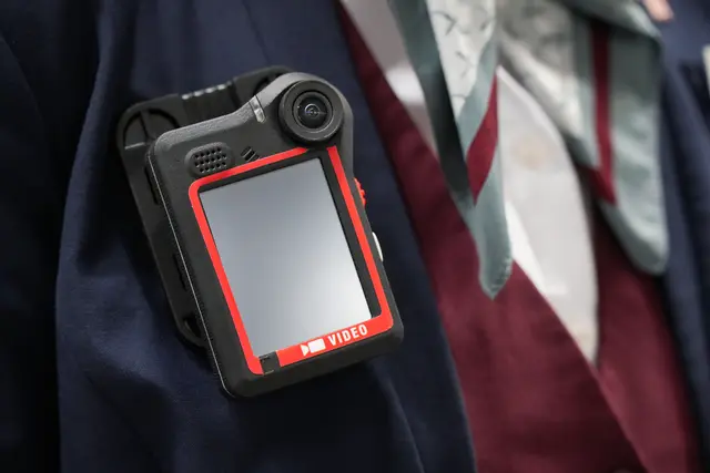 Die Deutsche Bahn führt ab heute Bodycams für Service-Mitarbeitende an Bahnhöfen ein. Die Geräte sollen Konflikte entschärfen und die Sicherheit an Bahnhöfen erhöhen. | Foto: Deutsche Bahn AG / Volker Emersleben