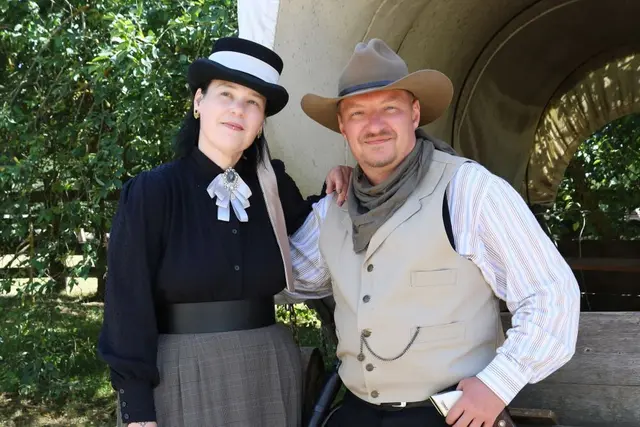 Was lange währt, findet am 19. September ein glückliches Ende: Die Western-Fans Anna und Thorsten Hambrecht freuen sich auf ihre Pop-up-Trauung in der Melanchthonkirche.  | Foto: Michael Schäfer
