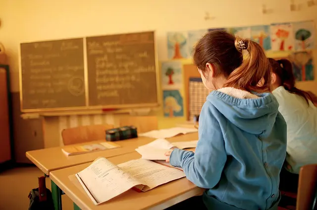 Damit sich links- und rechtshändige Schulkinder nicht mit den Ellenbogen ins Gehege kommen, sollte ein Linkshänder auf der linken Seite und der Rechtshänder auf der rechten Seite daneben sitzen. | Foto: Oliver Berg/dpa/dpa-mag