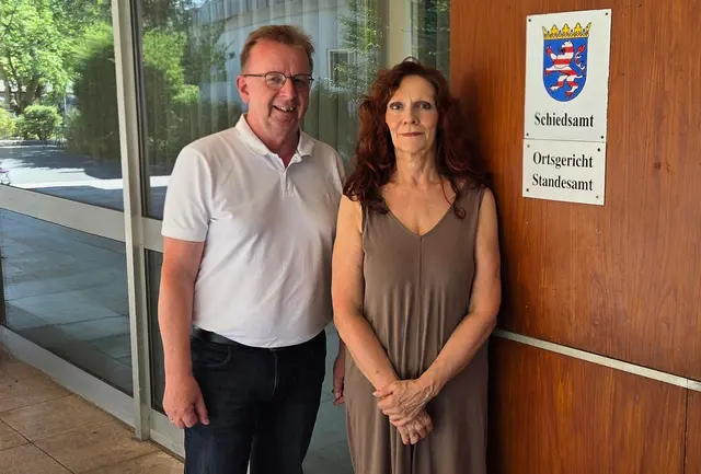 Bürgermeister Matthias Baaß und die neue Ortsgerichtsvorsteherin Yvonne Meyer-Blankenburg vor dem Alten Rathaus, wo neben dem Schiedsamt auch das Ortsgericht zu finden ist | Foto: Stadt Viernheim