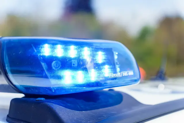 Schwerer Unfall auf der A65 bei Haßloch: Eine 49-jährige Mercedes-Fahrerin kam von der Fahrbahn ab, fuhr in ein Feld und wurde schwer verletzt. Der rechte Fahrstreifen in Richtung Karlsruhe war für die Unfallaufnahme rund 30 Minuten gesperrt. | Foto: Tim Rileit