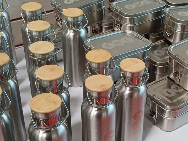 Wer Pausenbrot und Getränke in Dose und Flasche mitgibt, spart im Schulalltag Einwegmüll. | Foto: EWL