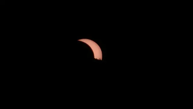 Die Sonnenfinsternis trifft auf den Sonnenuntergang: Die Sonne verschwindet hinter einem Berg. | Foto: Eva Bender