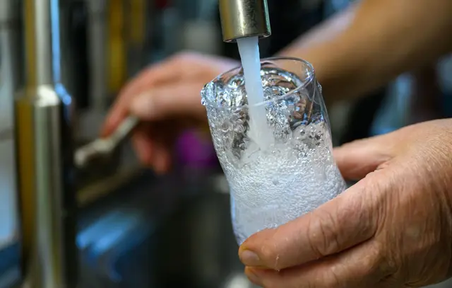 Durstlöscher aus der Leitung: Wasser zum Trinken sollte immer erst so lange aus dem Hahn laufen, bis es kühl wird. | Foto: Hendrik Schmidt/dpa/dpa-mag