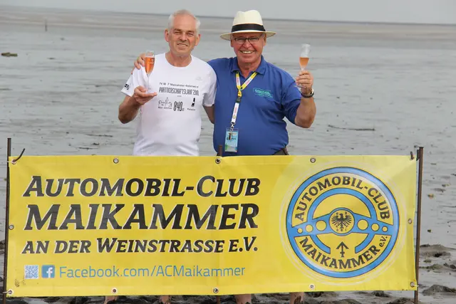 Sektstand im Watt mit den beiden "Machern" Manfred Schwaab und Wolfgang Rheinwalt | Foto: AC Maikammer